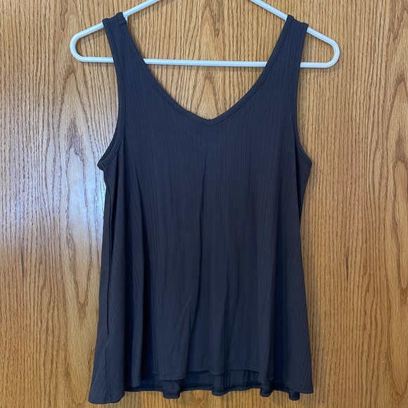 V Neck Luxe Tank Top - Picture 4 of 4